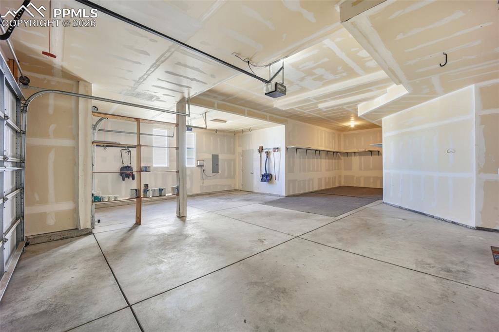 Image 23 of 50: Garage