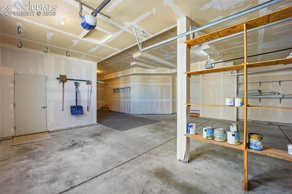 Image 24 of 50: Garage