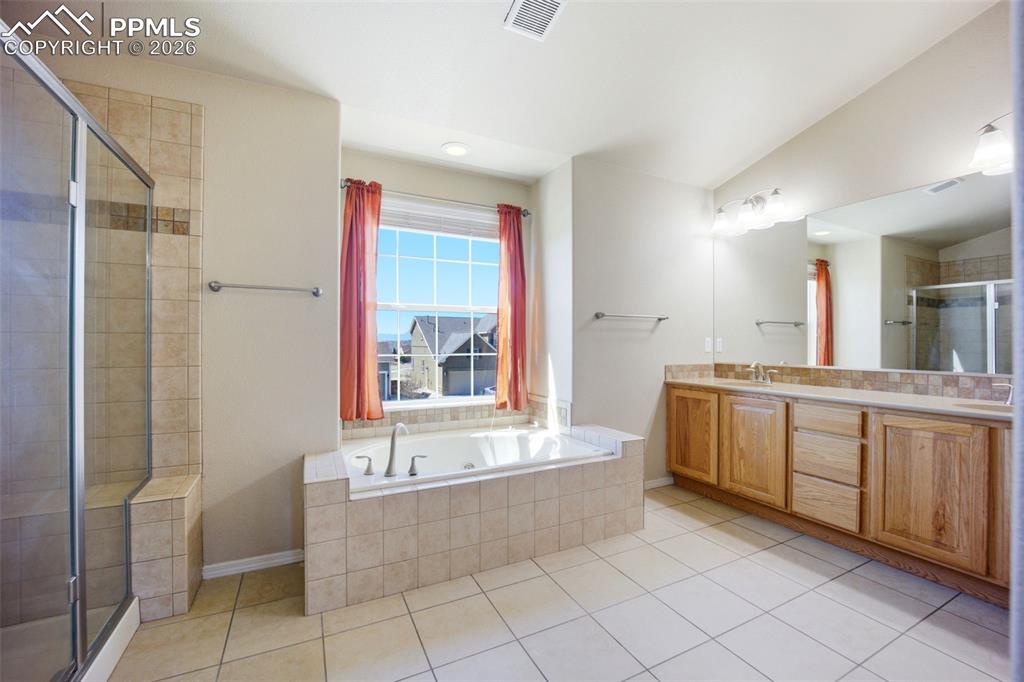 Image 30 of 50: Bathroom