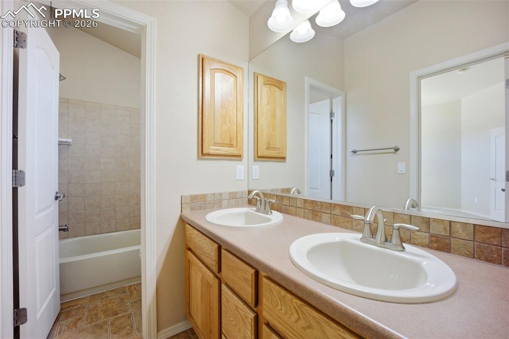 Image 33 of 50: Bathroom