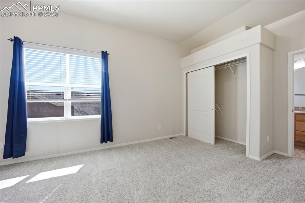 Image 34 of 50: Bedroom