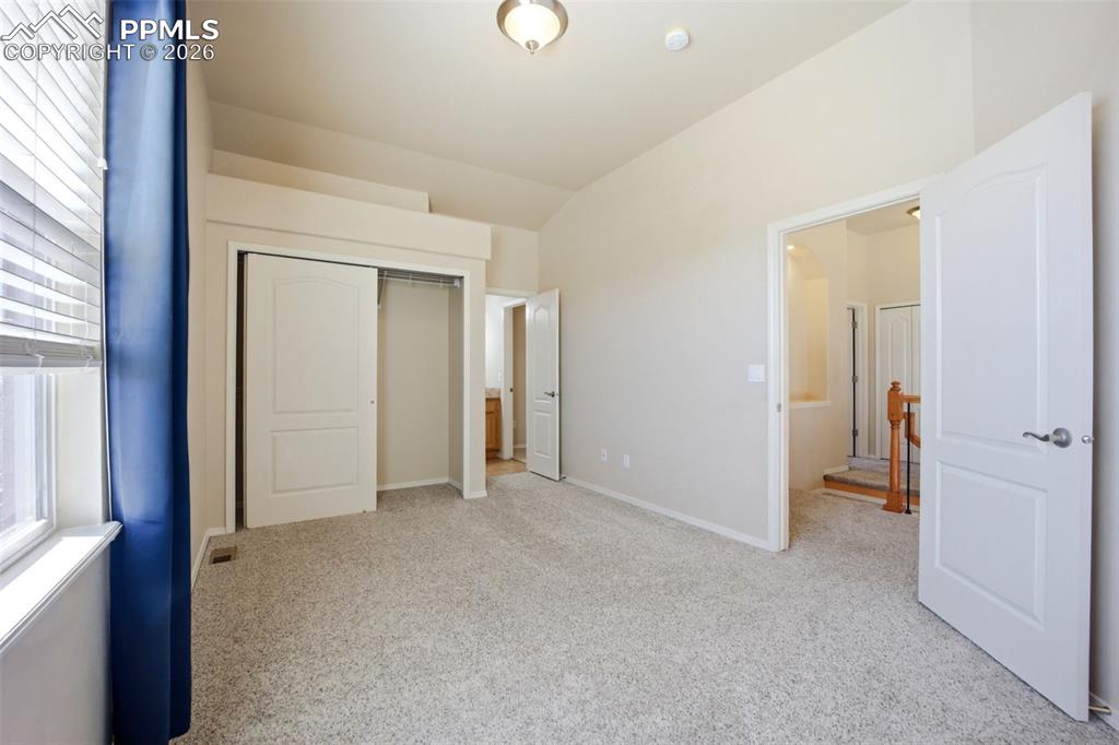 Image 35 of 50: Bedroom