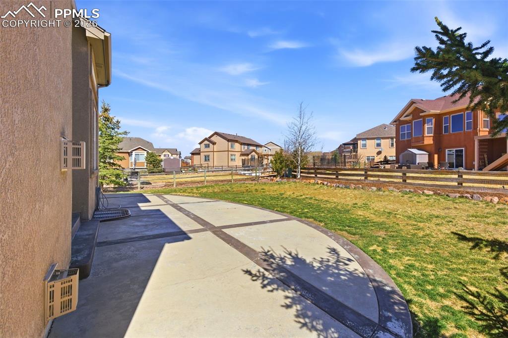 Image 45 of 50: Yard