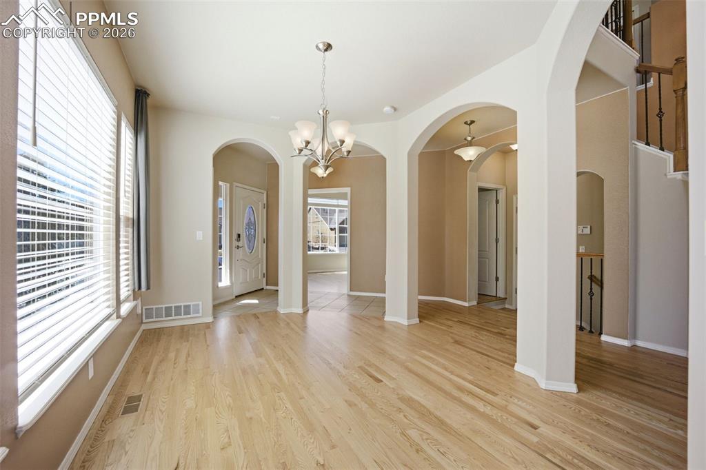 Image 7 of 50: Dining Area