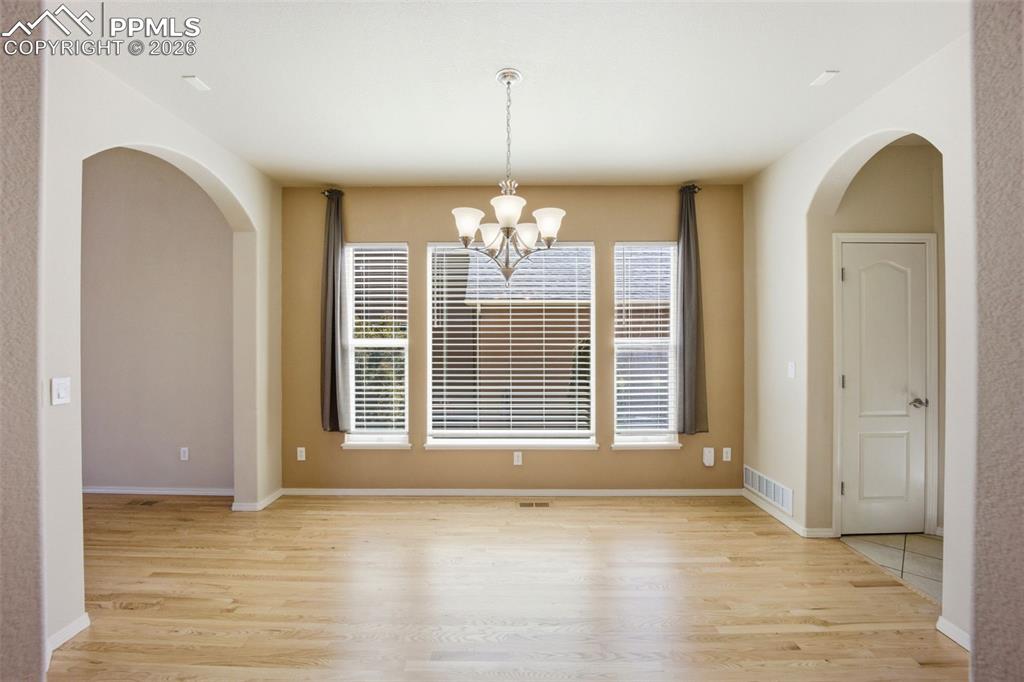 Image 8 of 50: Dining Area