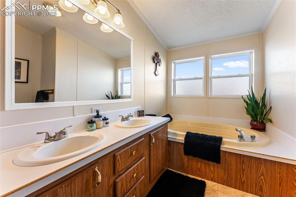 Image 12 of 35: Bathroom