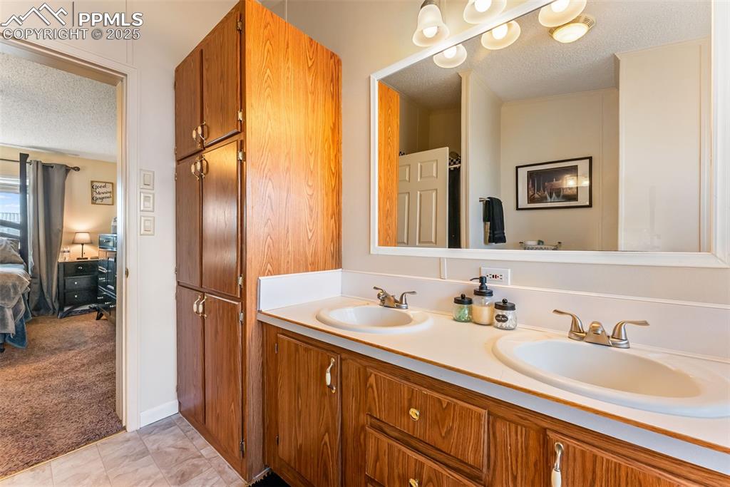 Image 13 of 35: Bathroom