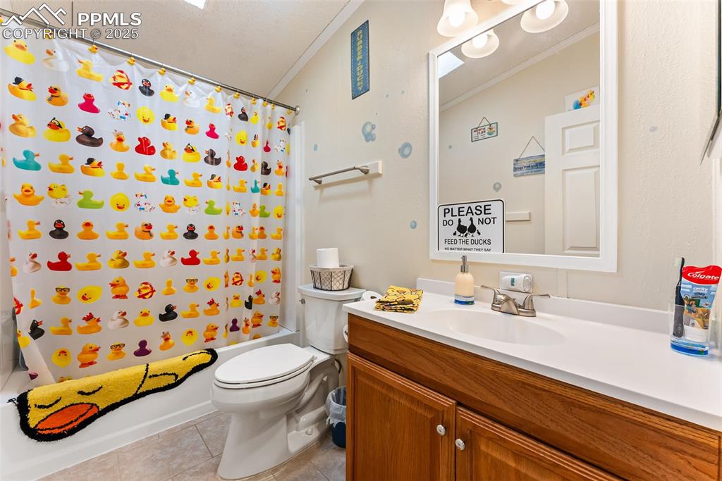 Image 23 of 35: Bathroom