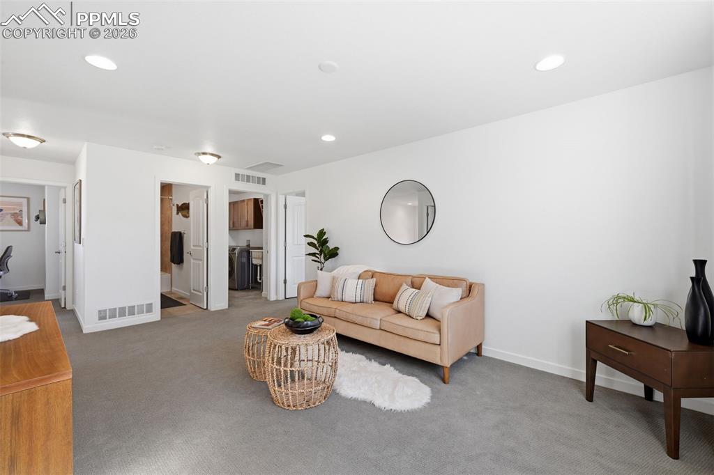 Image 27 of 50: Flex Space