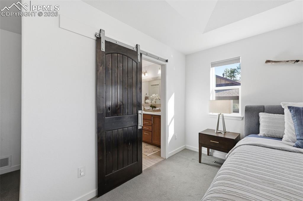 Image 30 of 50: Bedroom