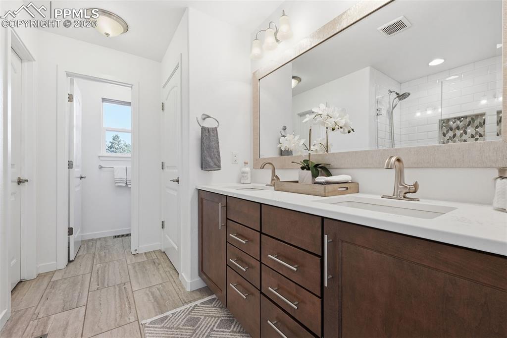 Image 31 of 50: Upper Ensuite