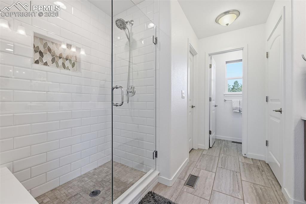 Image 32 of 50: Upper Ensuite