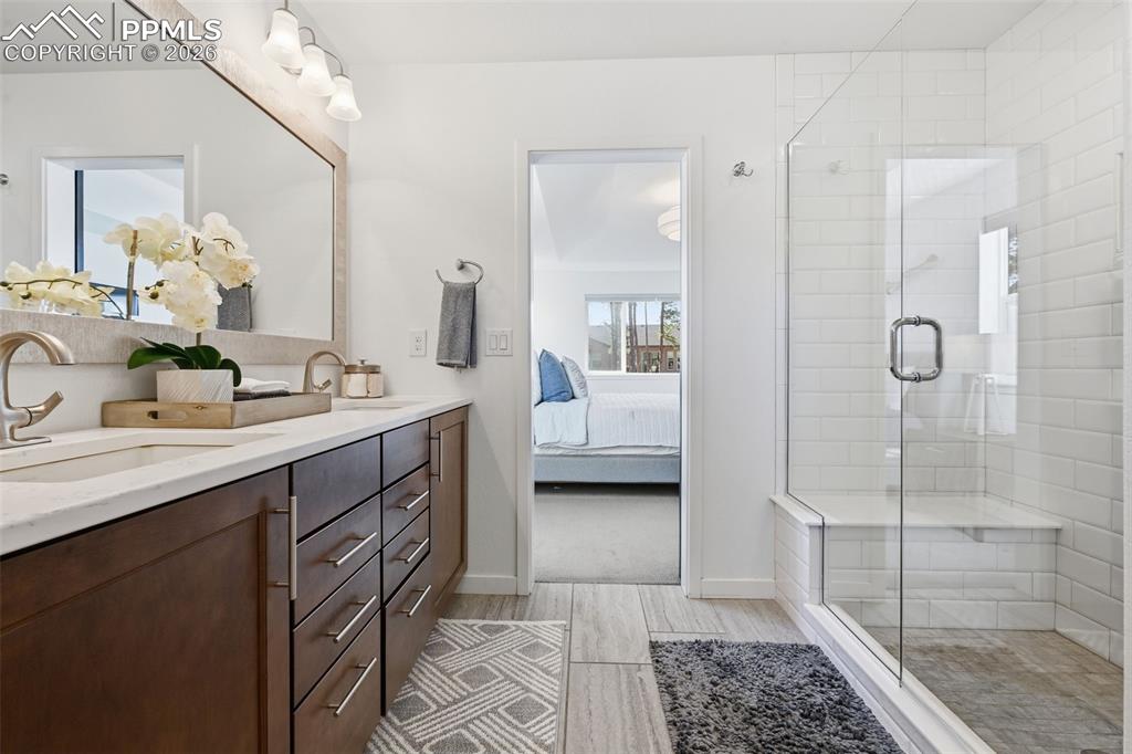 Image 33 of 50: Upper Ensuite