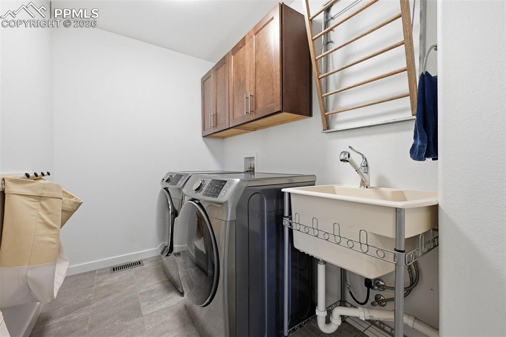 Image 34 of 50: Upper