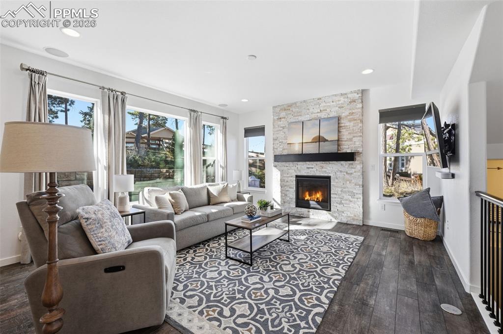 Image 6 of 50: Living Room