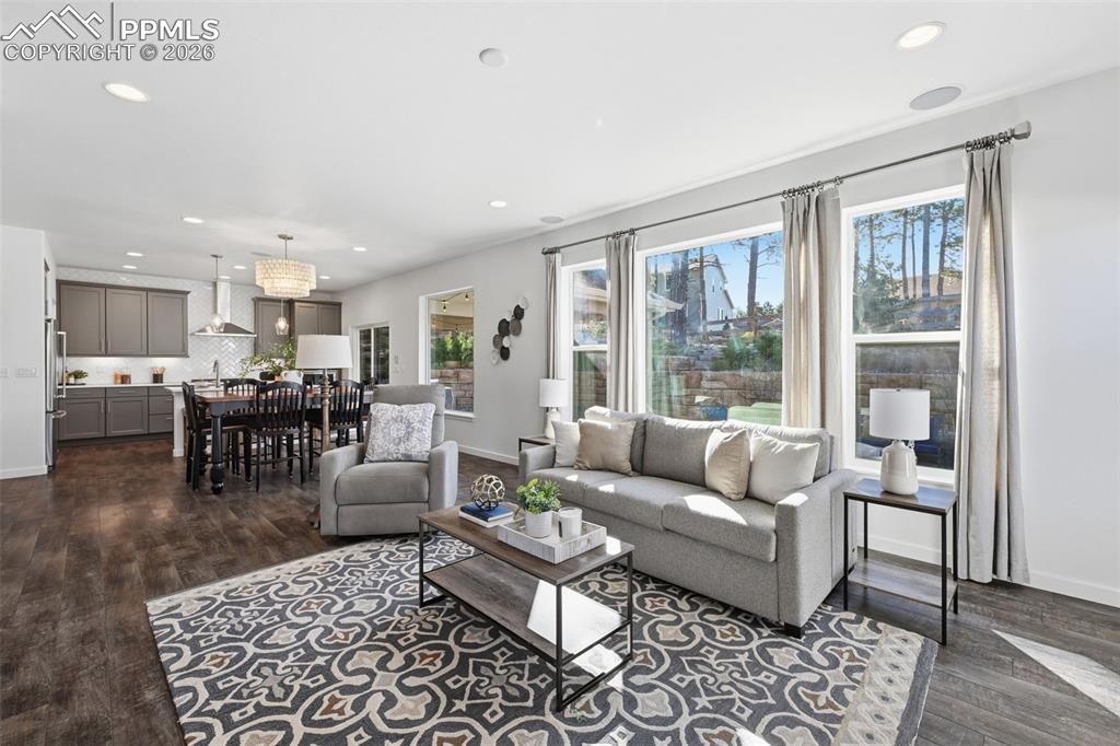 Image 7 of 50: Living Room