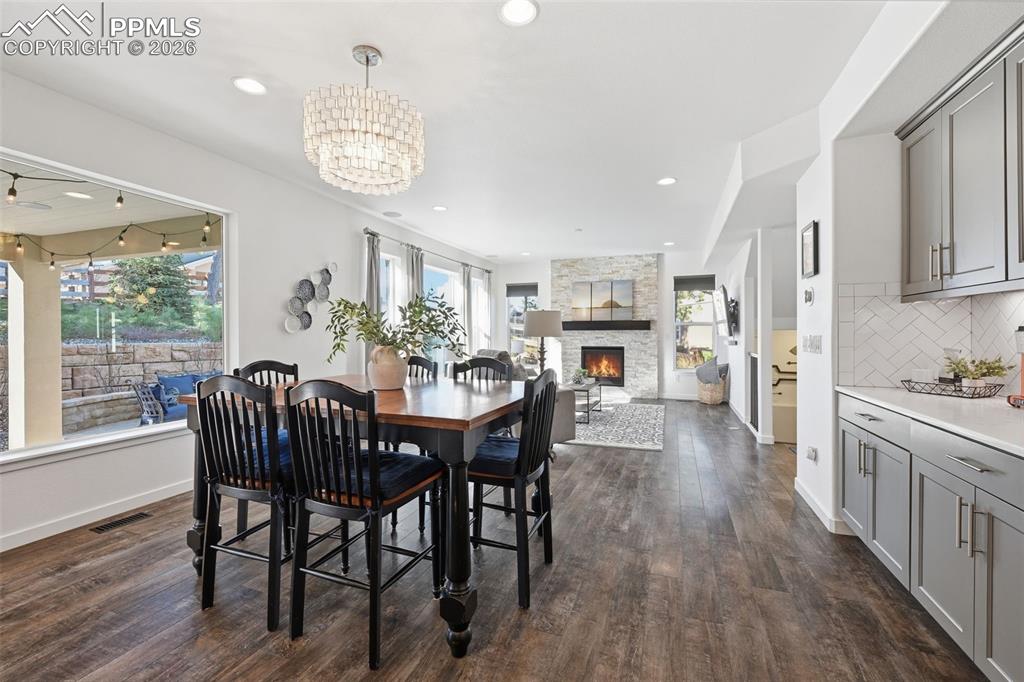 Image 8 of 50: Dining Area