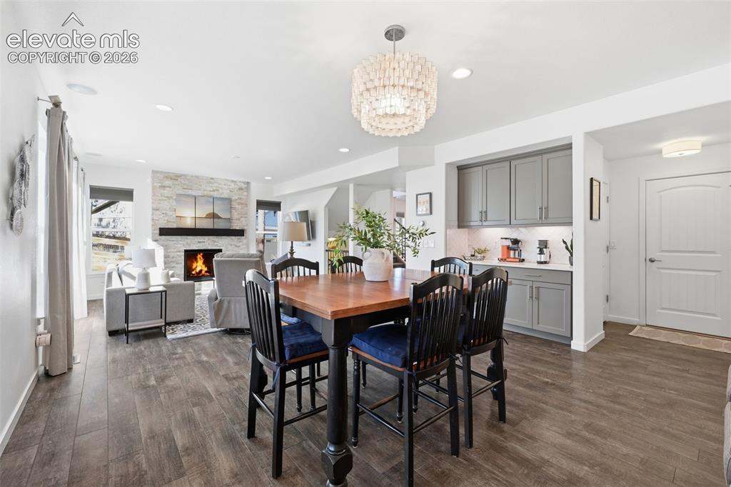 Image 8 of 50: Dining Area