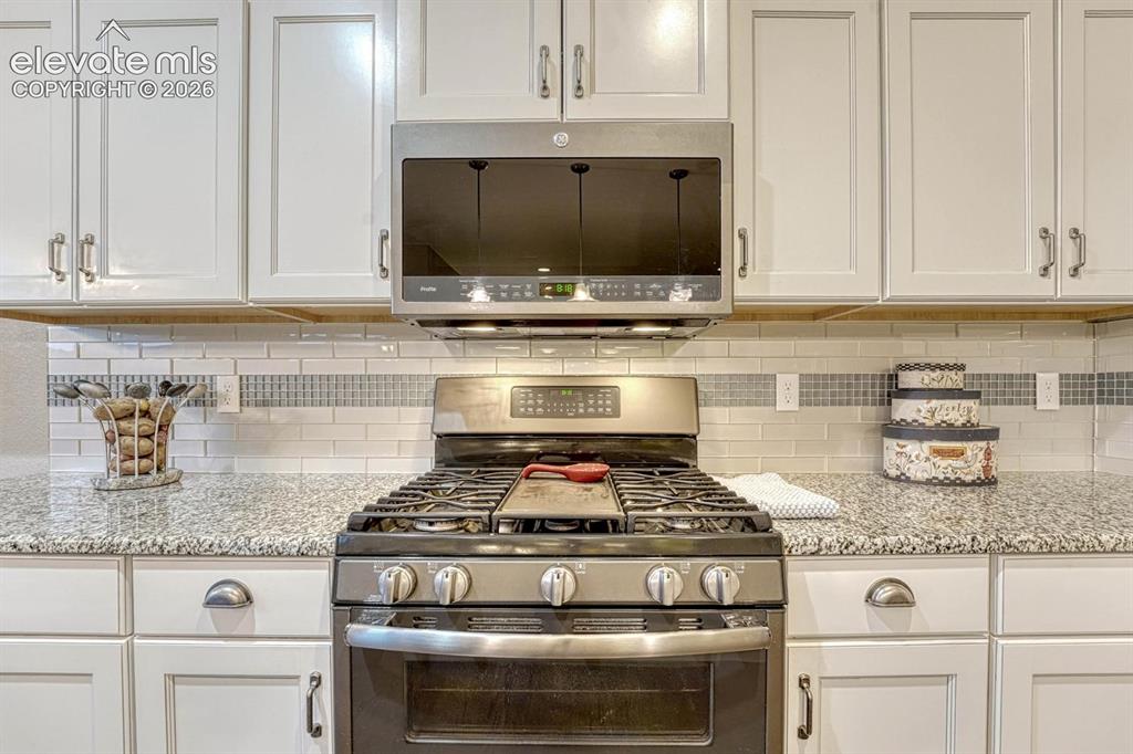 Image 14 of 50: Kitchen