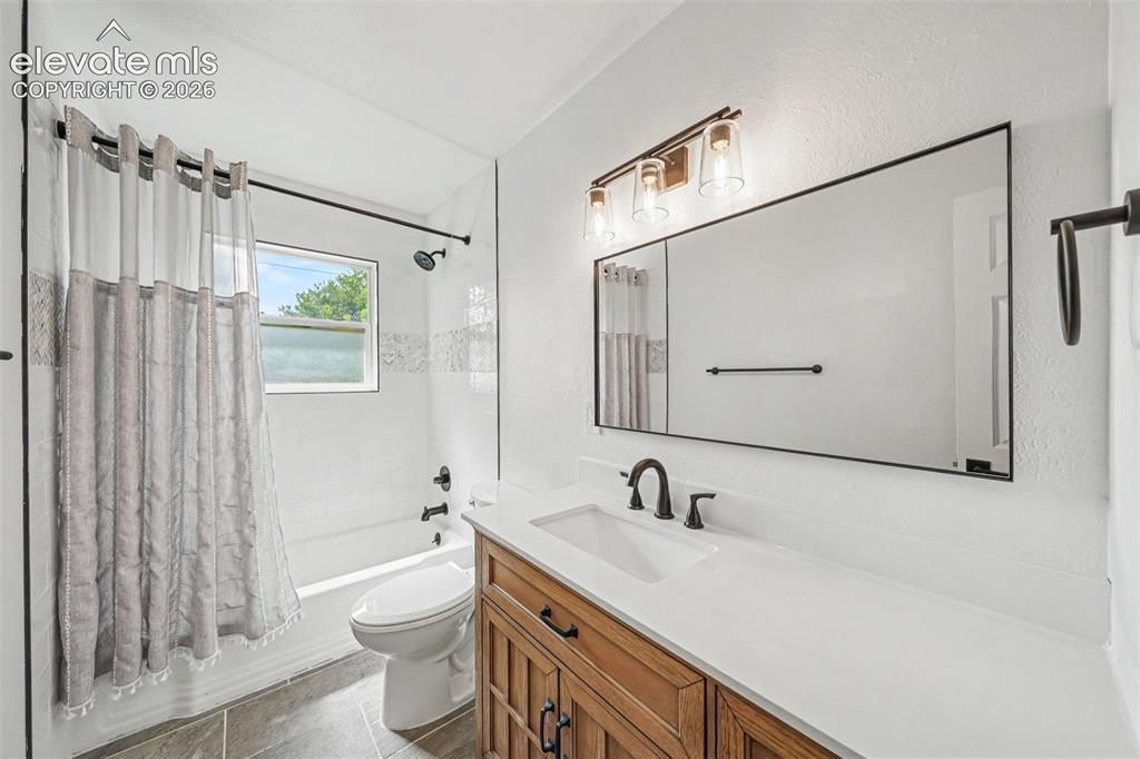 Image 15 of 20: Bathroom