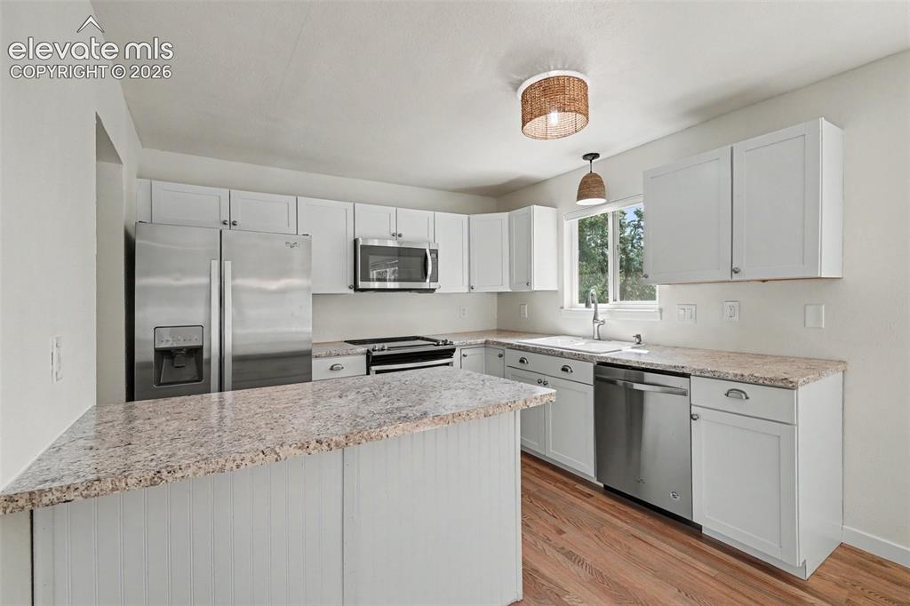 Image 5 of 20: Kitchen