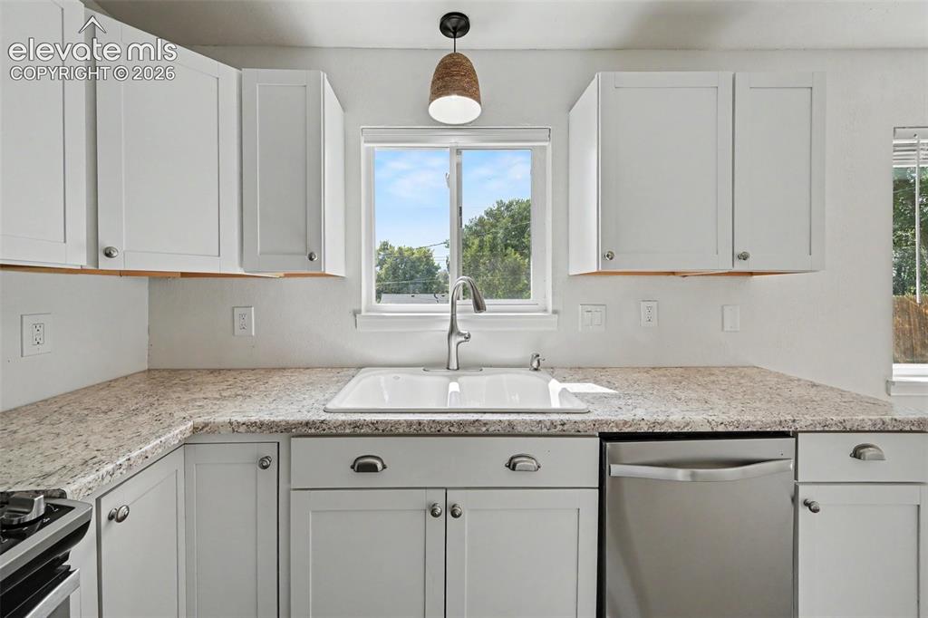 Image 6 of 20: Kitchen