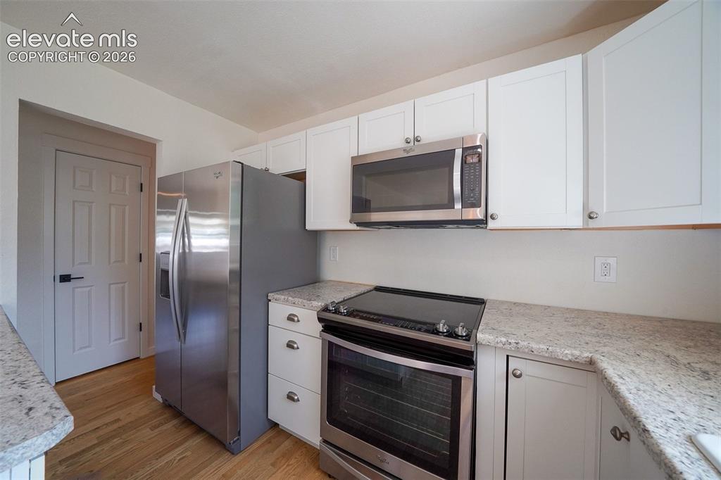 Image 7 of 20: Kitchen