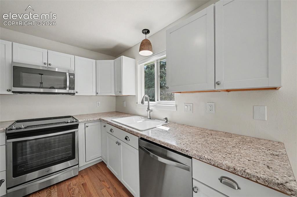 Image 8 of 20: Kitchen
