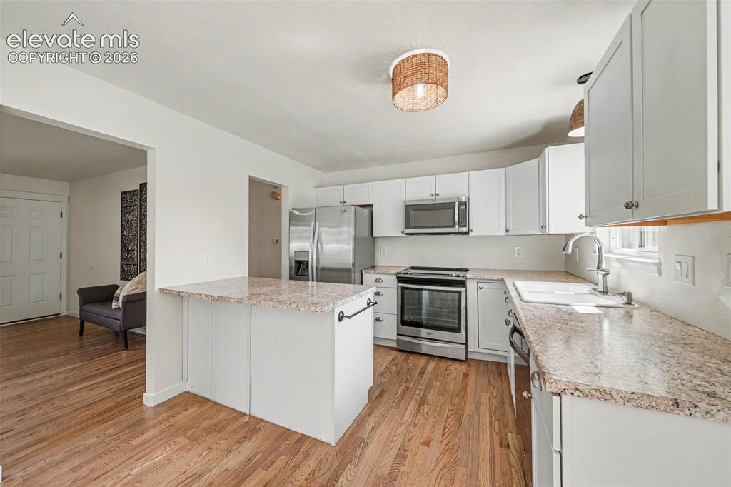 Image 9 of 20: Kitchen