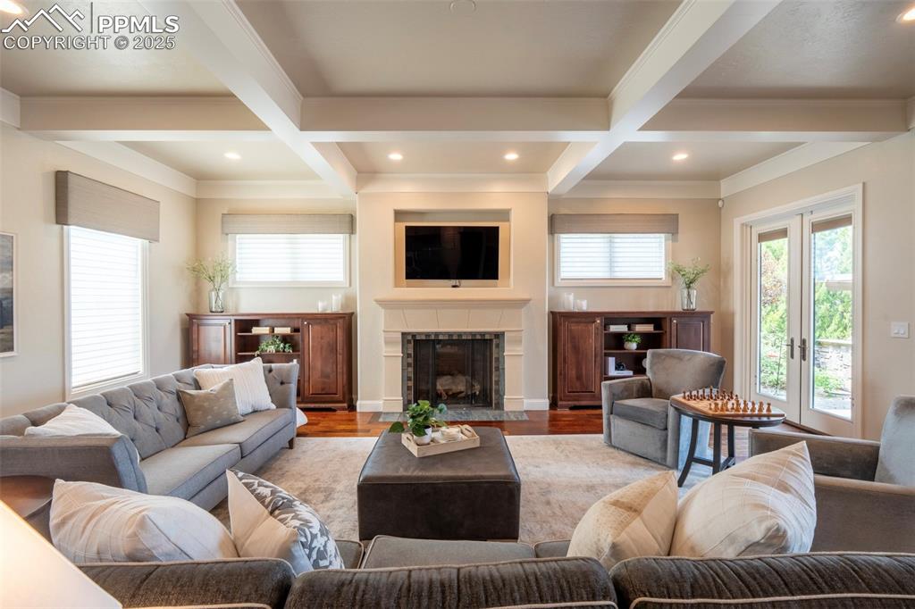 Image 10 of 50: Living Room
