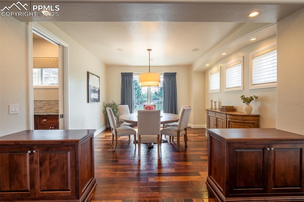 Image 11 of 50: Dining Area