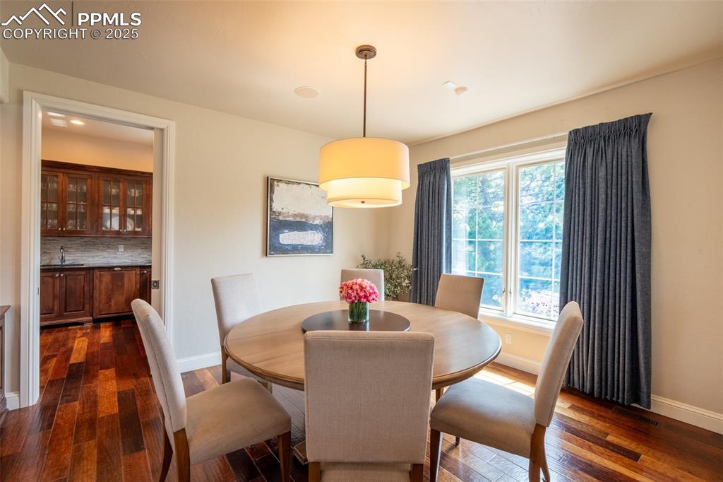 Image 12 of 50: Dining Area