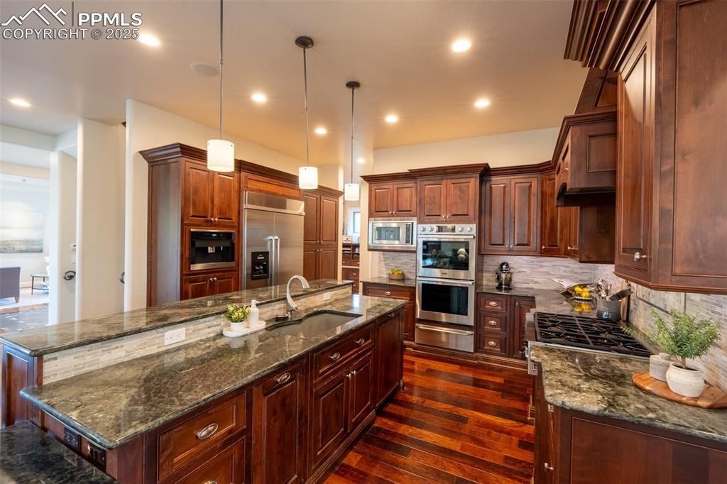 Image 14 of 50: Kitchen