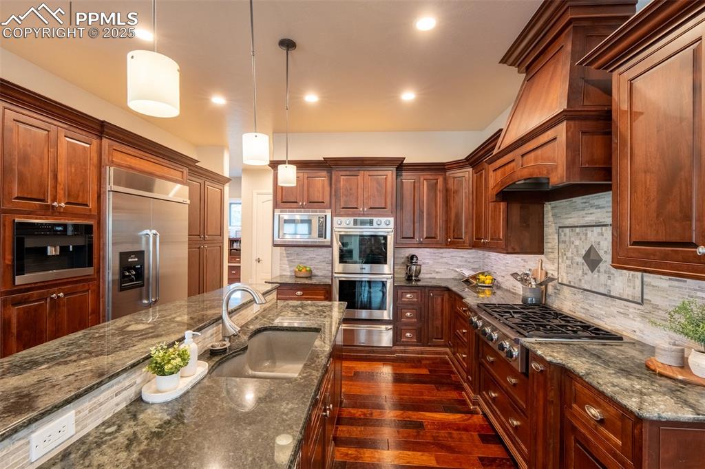 Image 15 of 50: Kitchen 