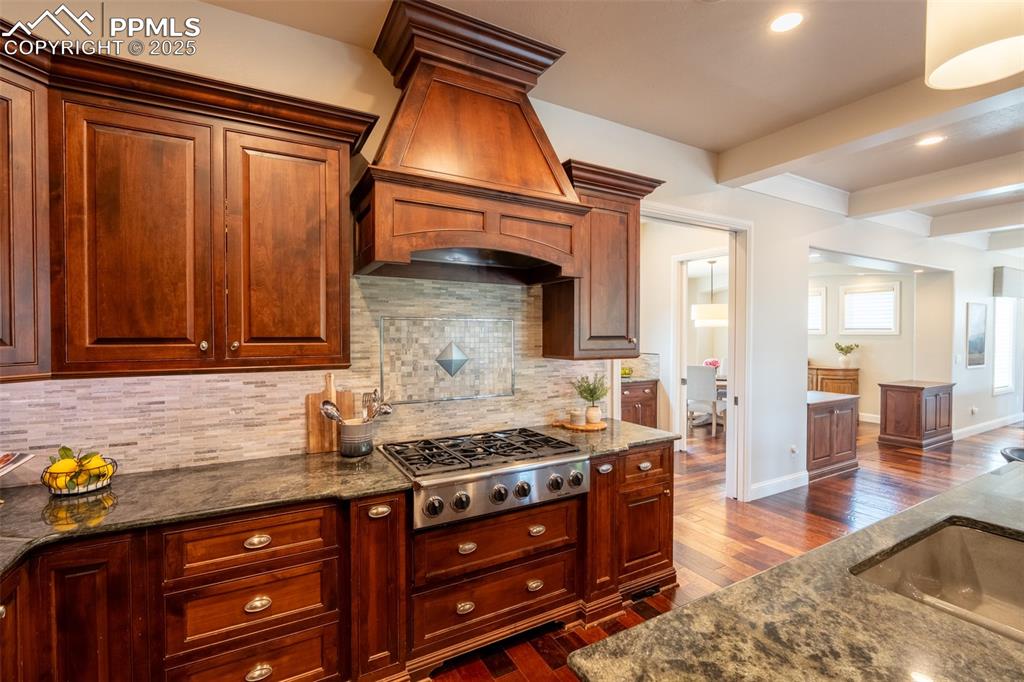 Image 16 of 50: Kitchen 
