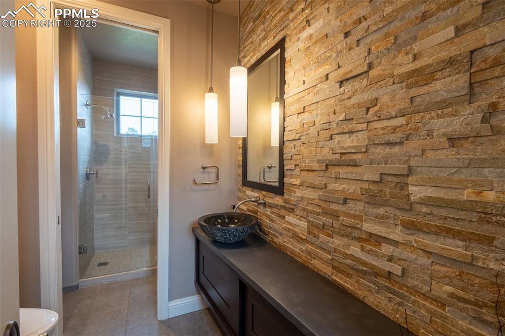 Image 19 of 50: Bathroom