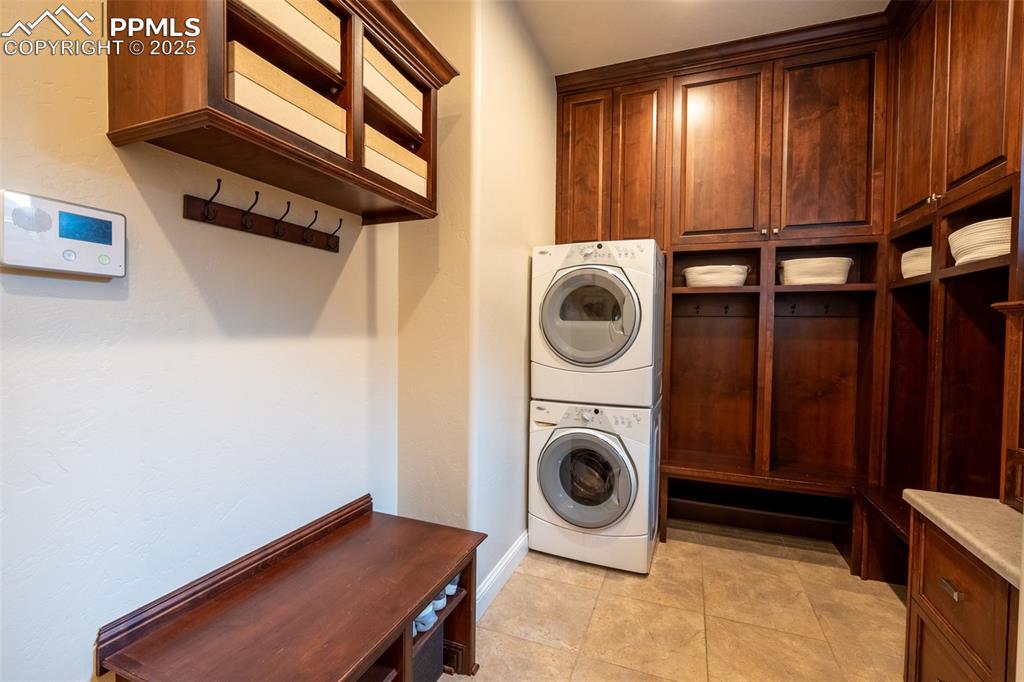 Image 20 of 50: Main Floor Laundry Room 