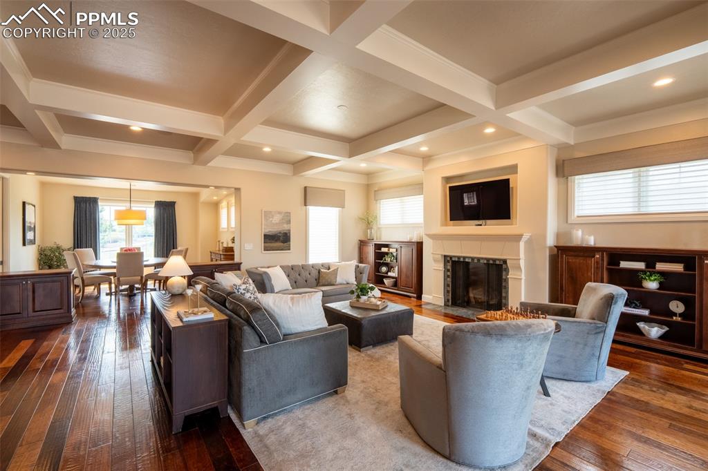 Image 8 of 50: Living Room 