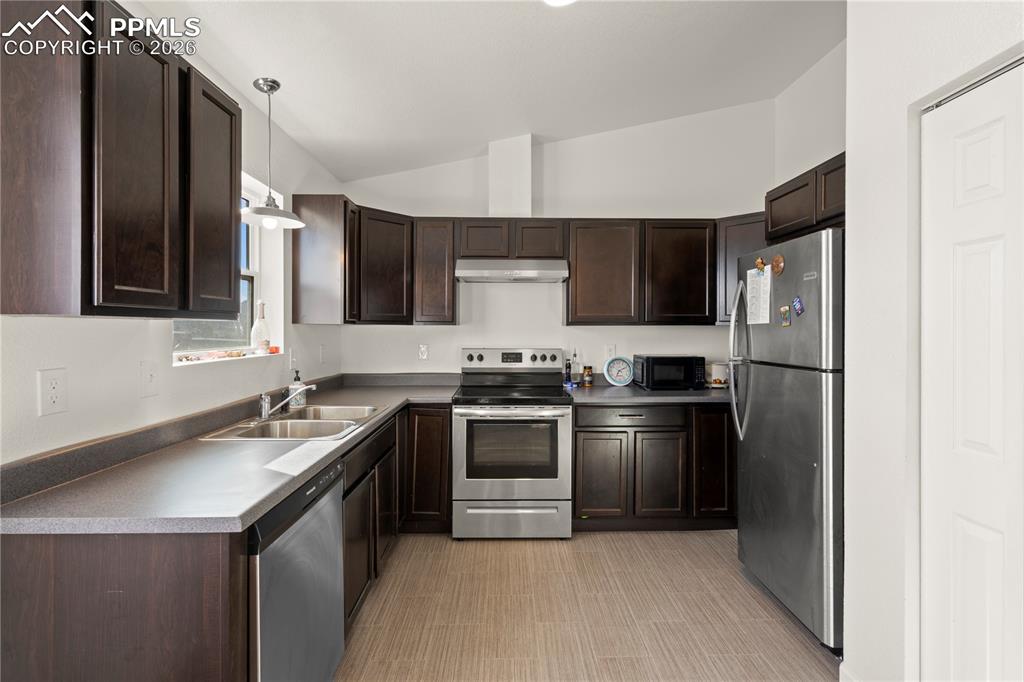 Image 11 of 25: Kitchen