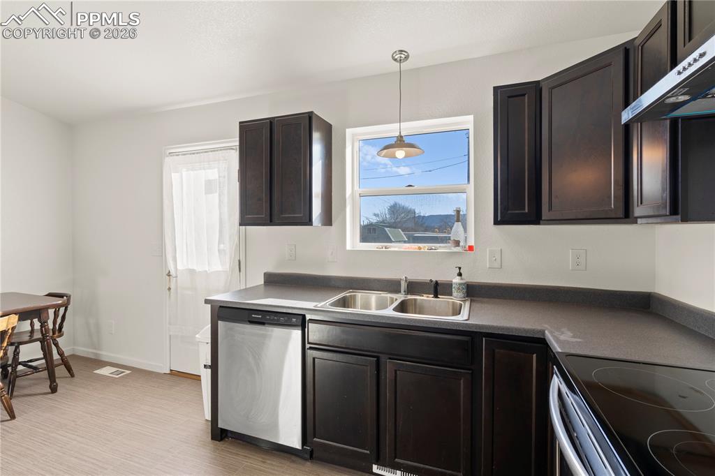 Image 12 of 25: Kitchen