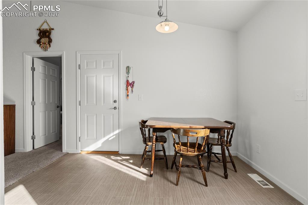 Image 14 of 25: Dining Area