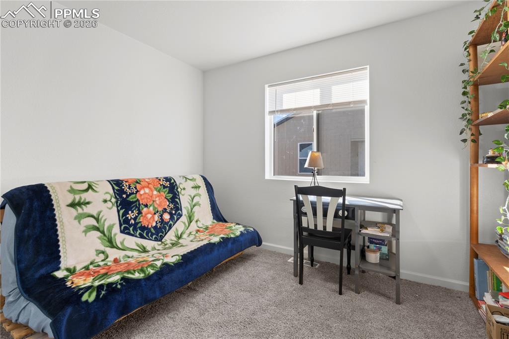 Image 19 of 25: Bedroom