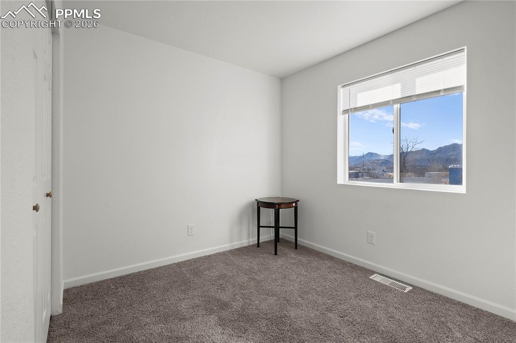 Image 21 of 25: Bedroom