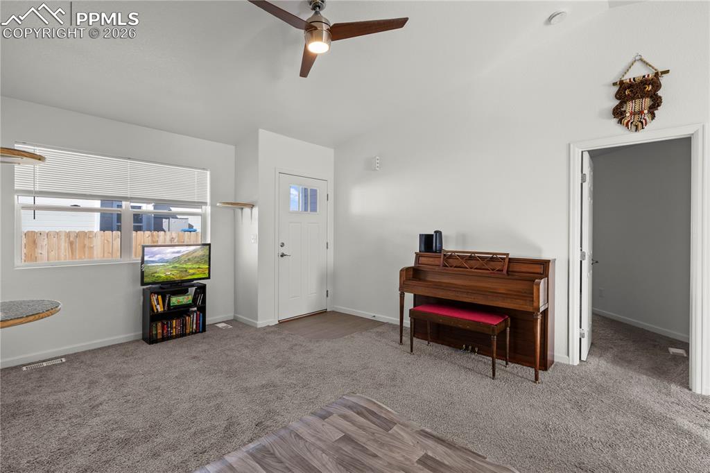 Image 4 of 25: Entry