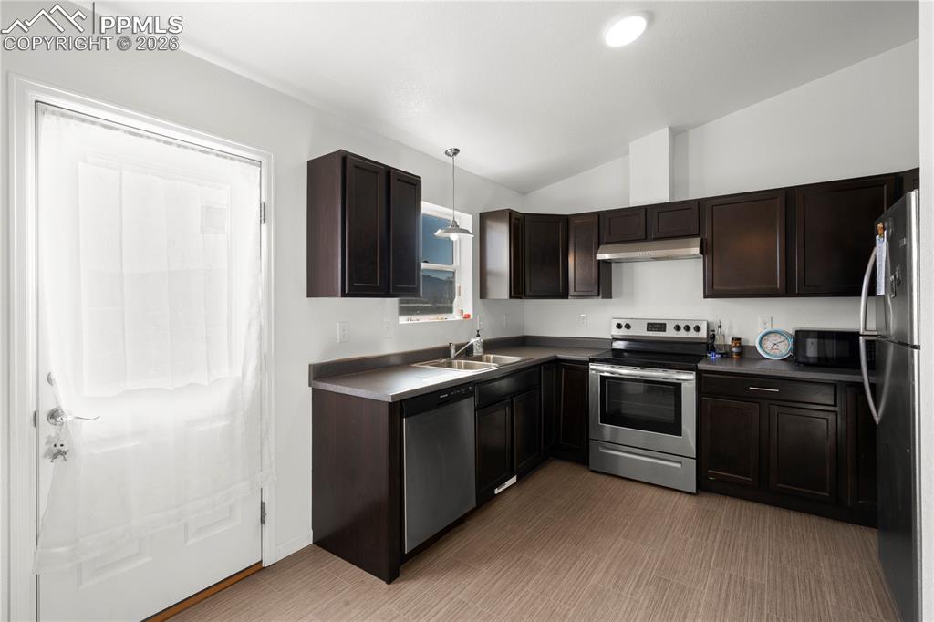 Image 9 of 25: Kitchen