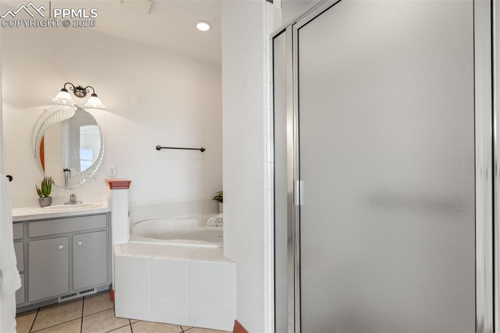 Image 16 of 33: En suite bath attached