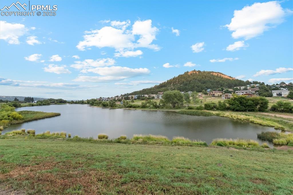 Image 18 of 22: View of mountain background