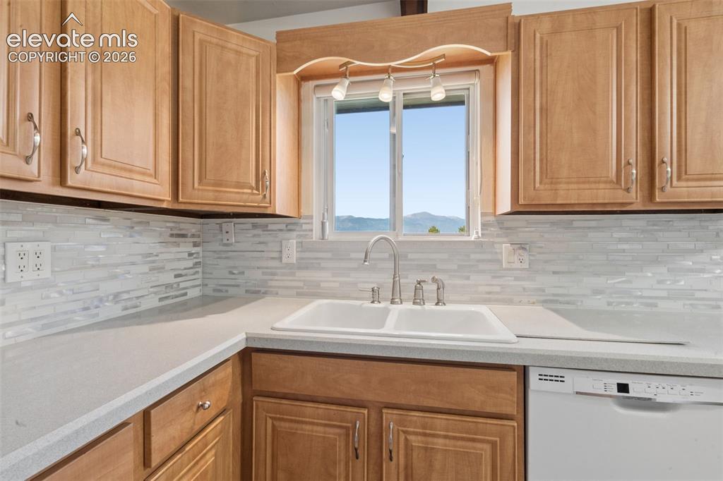 Image 13 of 47: Kitchen