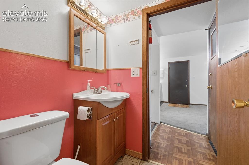Image 19 of 47: Bathroom