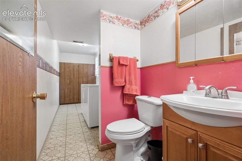 Image 20 of 47: Bathroom